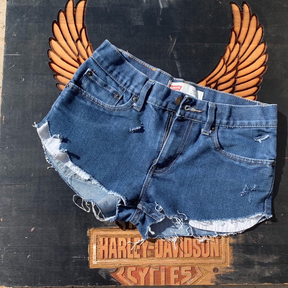LEVIS CUTOFFS SIZE 28